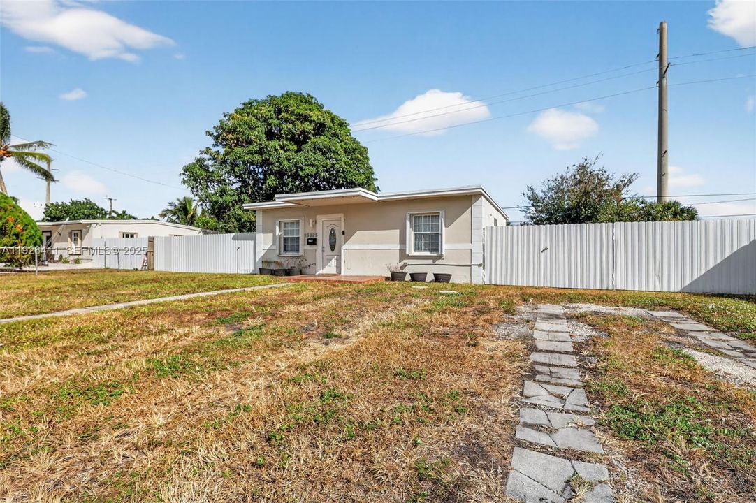 На продажу: $480,000 (2 спален, 1 ванн, 720 Квадратных фут)