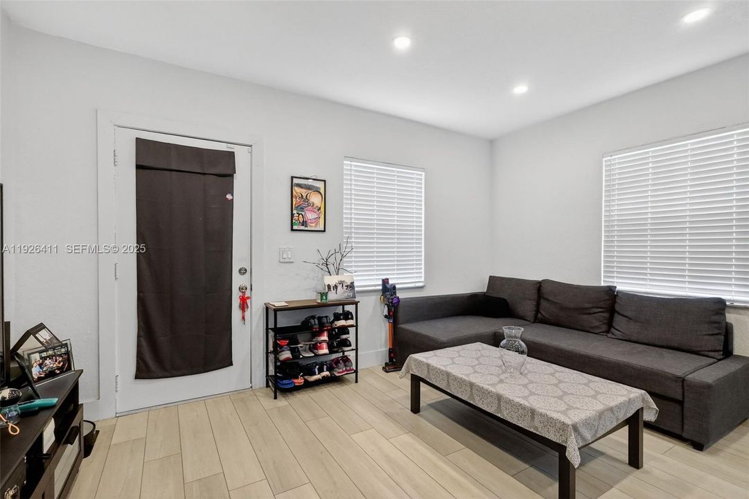 На продажу: $480,000 (2 спален, 1 ванн, 720 Квадратных фут)