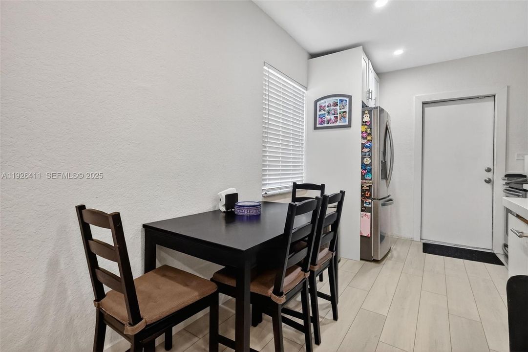 На продажу: $480,000 (2 спален, 1 ванн, 720 Квадратных фут)