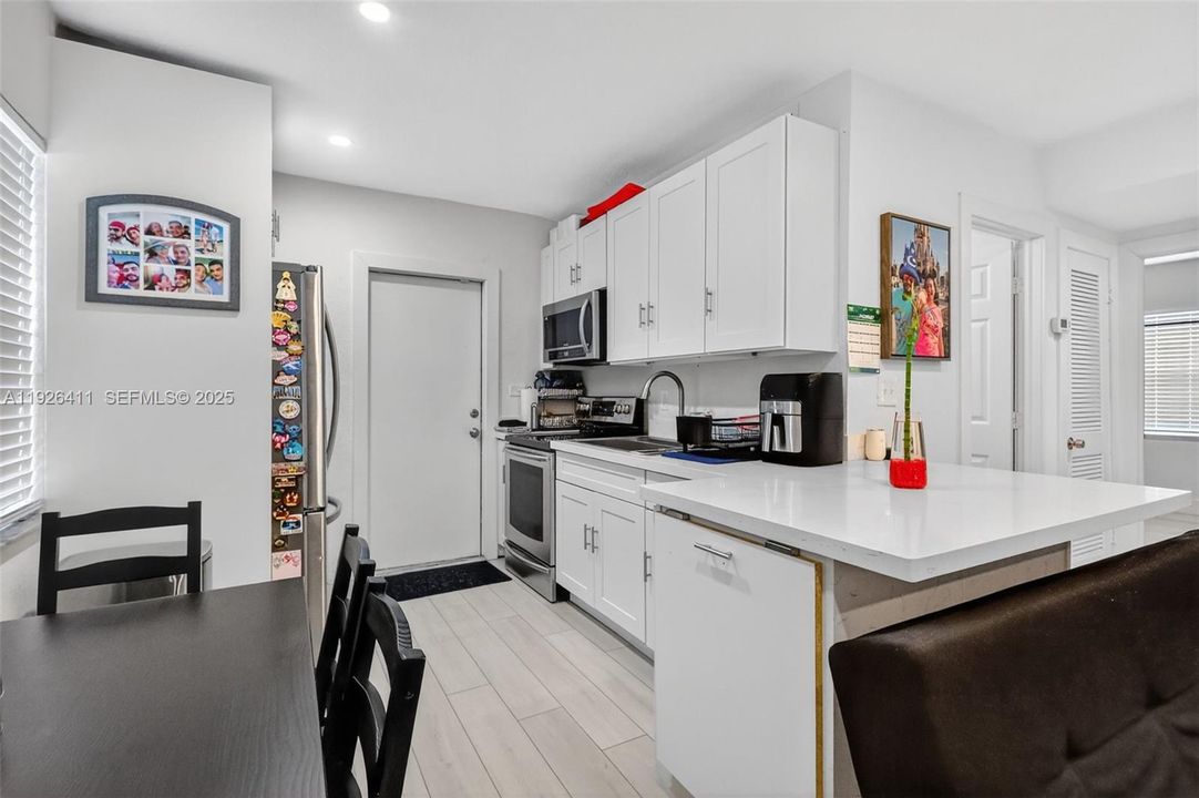 На продажу: $480,000 (2 спален, 1 ванн, 720 Квадратных фут)