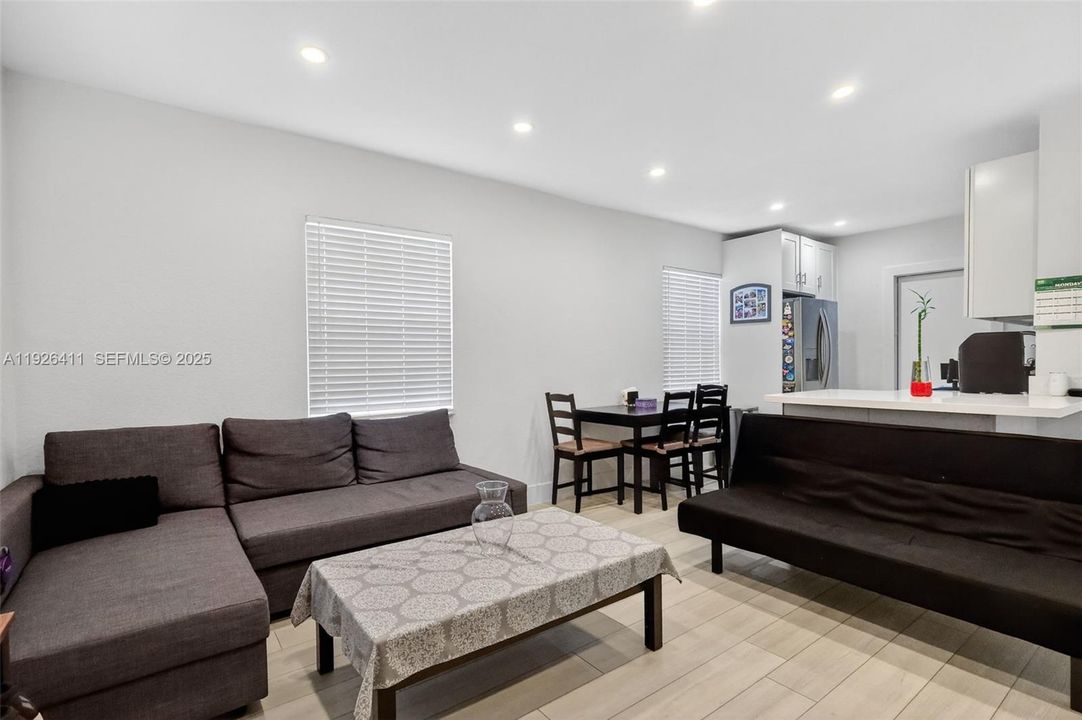 На продажу: $480,000 (2 спален, 1 ванн, 720 Квадратных фут)