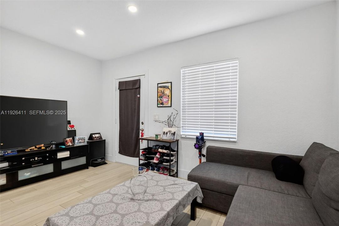 На продажу: $480,000 (2 спален, 1 ванн, 720 Квадратных фут)