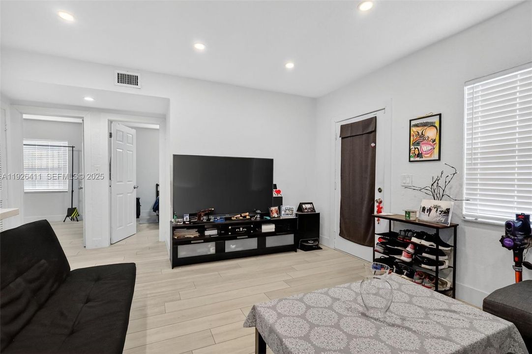 На продажу: $480,000 (2 спален, 1 ванн, 720 Квадратных фут)