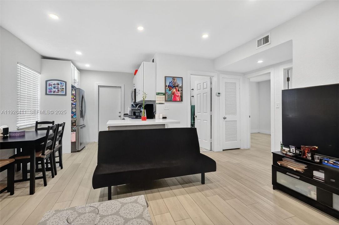 На продажу: $480,000 (2 спален, 1 ванн, 720 Квадратных фут)