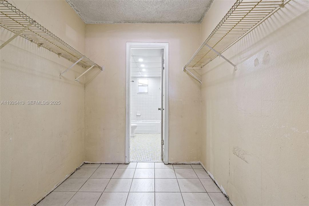 For Sale: $219,900 (1 beds, 1 baths, 1149 Square Feet)