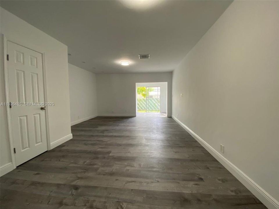 合同活跃: $2,200 (2 贝兹, 1 浴室, 870 平方英尺)