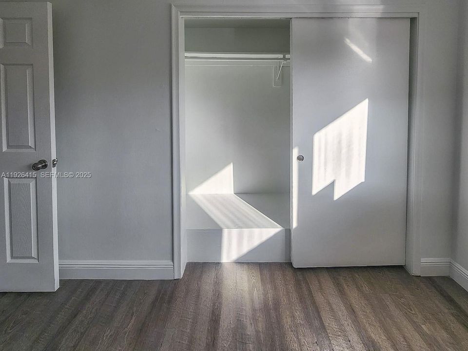 合同活跃: $2,200 (2 贝兹, 1 浴室, 870 平方英尺)