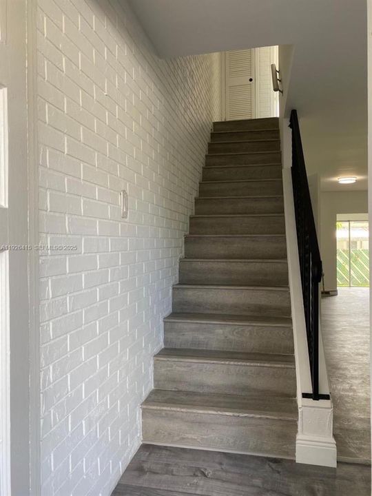 合同活跃: $2,200 (2 贝兹, 1 浴室, 870 平方英尺)