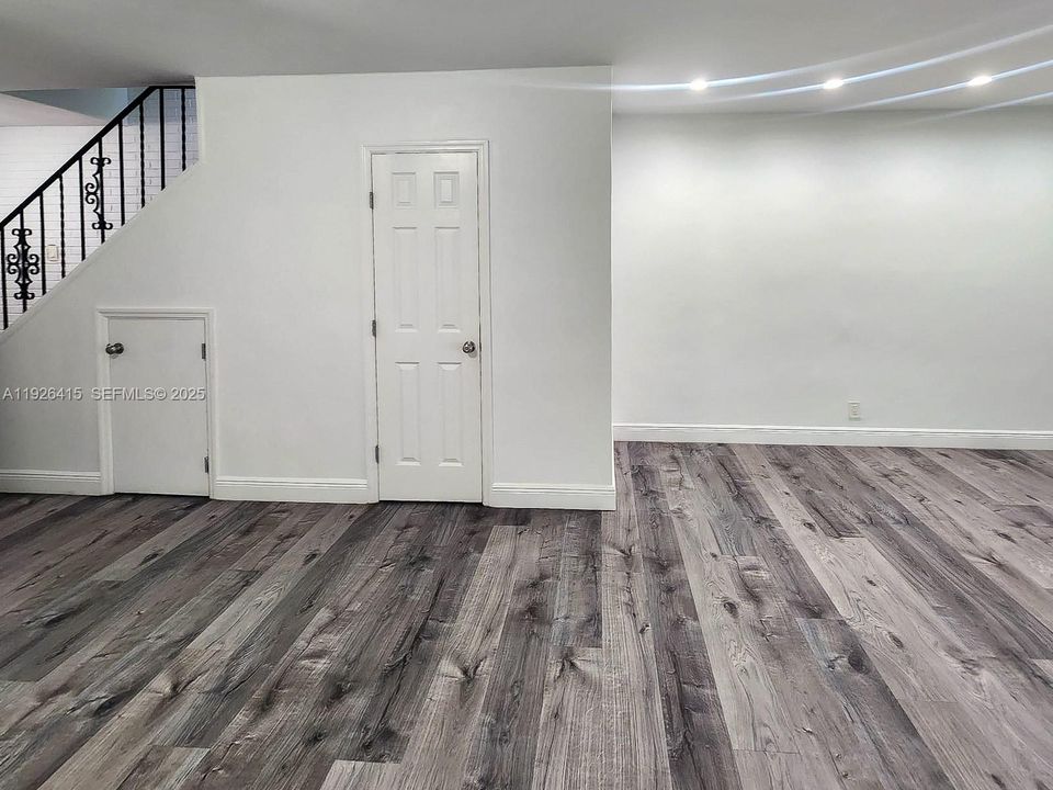 合同活跃: $2,200 (2 贝兹, 1 浴室, 870 平方英尺)