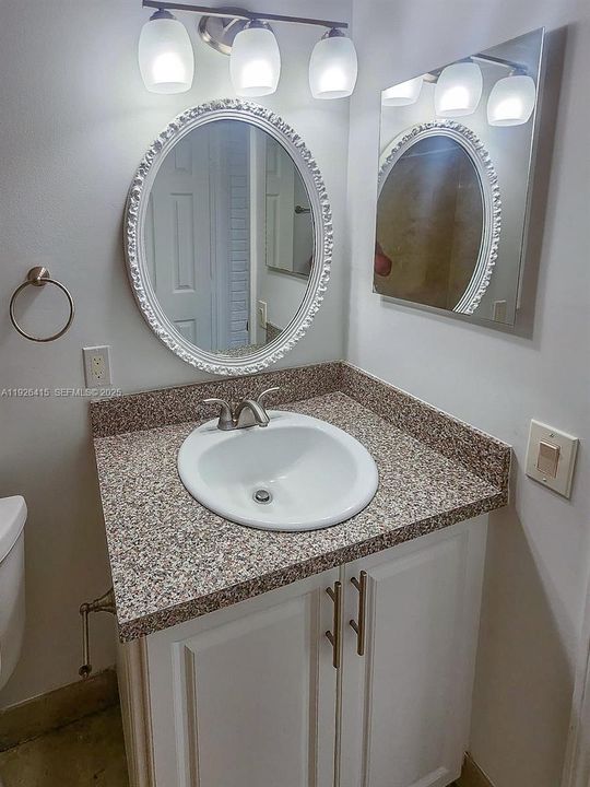 合同活跃: $2,200 (2 贝兹, 1 浴室, 870 平方英尺)