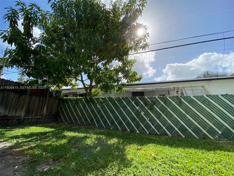 合同活跃: $2,200 (2 贝兹, 1 浴室, 870 平方英尺)