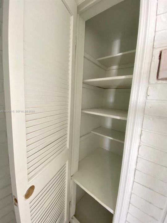 合同活跃: $2,200 (2 贝兹, 1 浴室, 870 平方英尺)