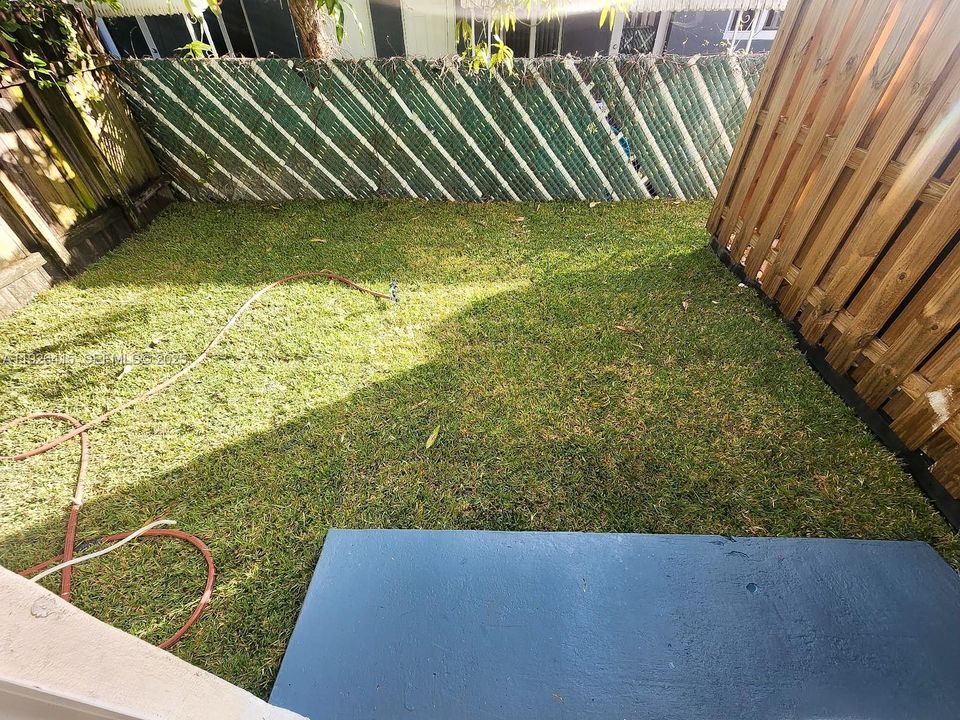 合同活跃: $2,200 (2 贝兹, 1 浴室, 870 平方英尺)