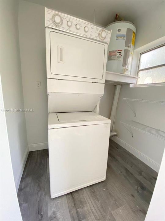 合同活跃: $2,200 (2 贝兹, 1 浴室, 870 平方英尺)