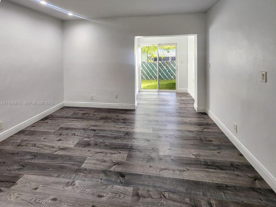 合同活跃: $2,200 (2 贝兹, 1 浴室, 870 平方英尺)