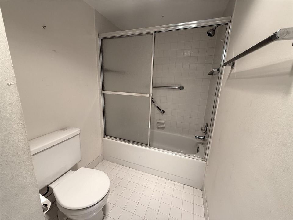 BATHROOM SHOWER/TUB