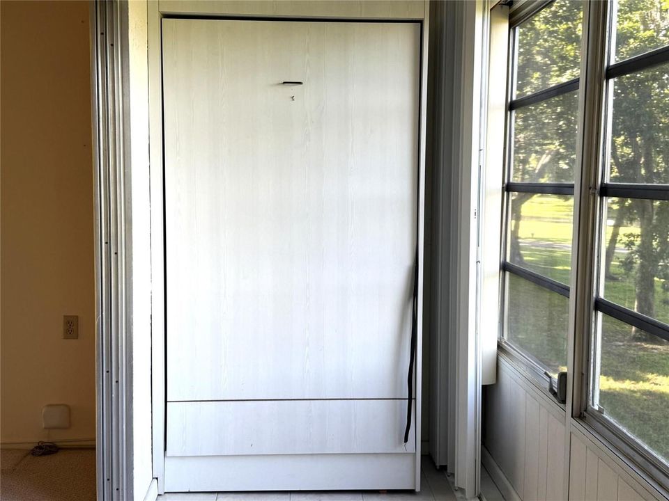 MURPHY BED