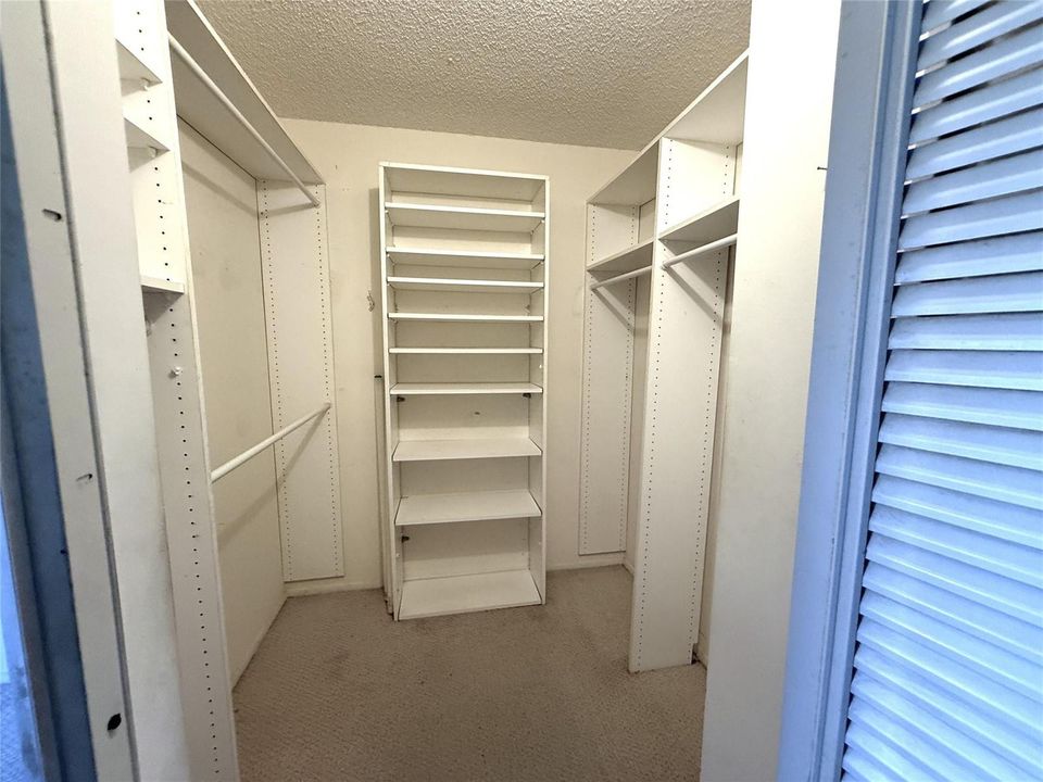 WALK IN CUSTOM CLOSET