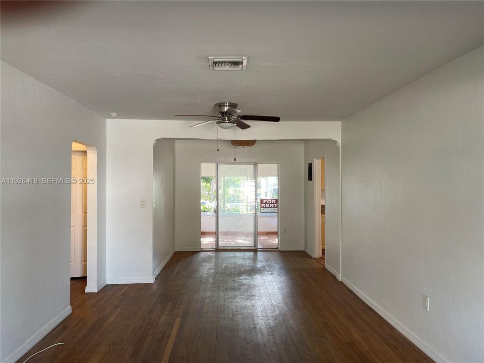 For Rent: $2,800 (2 beds, 1 baths, 986 Square Feet)