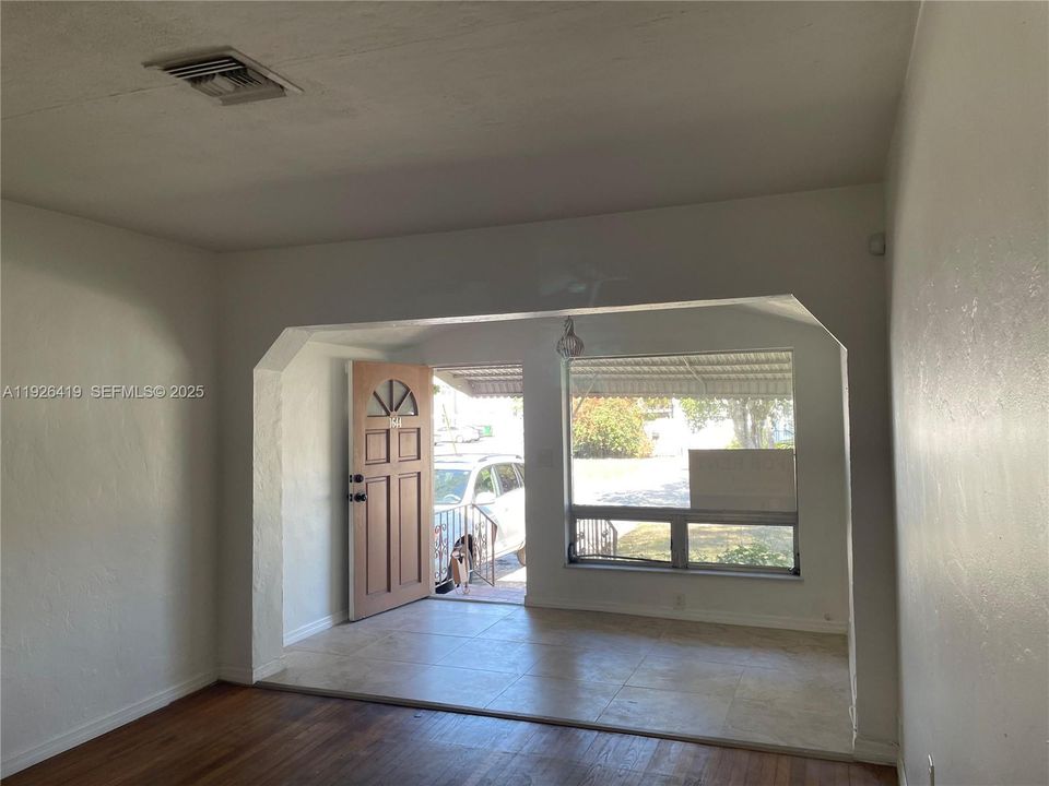 For Rent: $2,800 (2 beds, 1 baths, 986 Square Feet)
