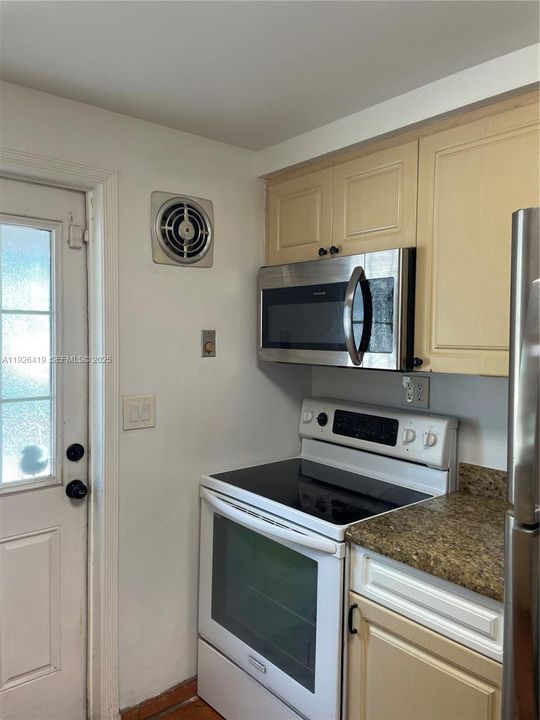 For Rent: $2,800 (2 beds, 1 baths, 986 Square Feet)