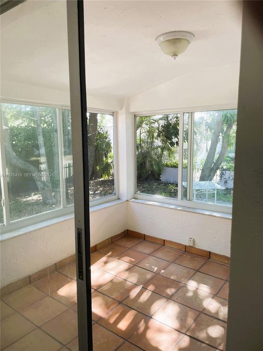 For Rent: $2,800 (2 beds, 1 baths, 986 Square Feet)