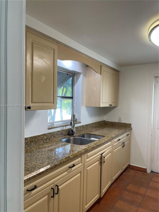For Rent: $2,800 (2 beds, 1 baths, 986 Square Feet)