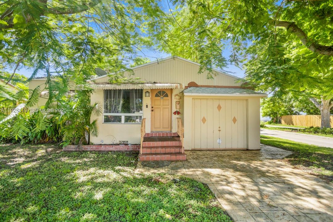 For Rent: $2,800 (2 beds, 1 baths, 986 Square Feet)