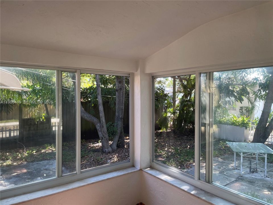 For Rent: $2,800 (2 beds, 1 baths, 986 Square Feet)