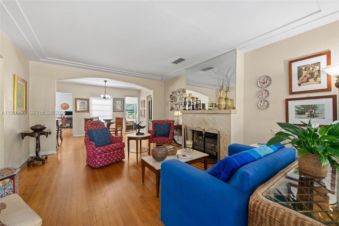 待售: $975,000 (3 贝兹, 2 浴室, 1232 平方英尺)