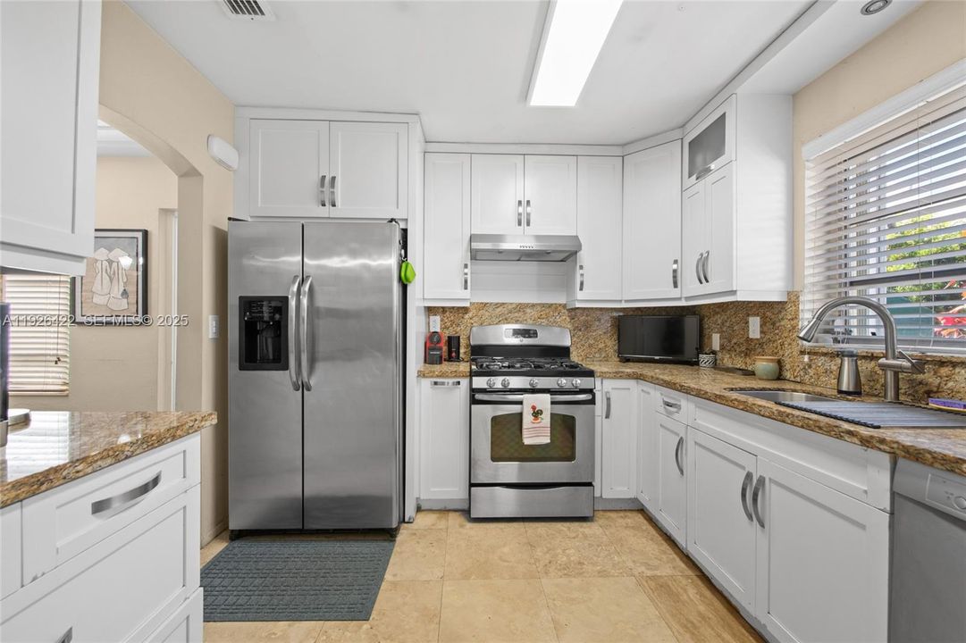 待售: $975,000 (3 贝兹, 2 浴室, 1232 平方英尺)