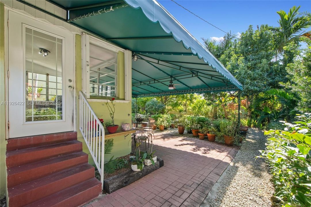 待售: $975,000 (3 贝兹, 2 浴室, 1232 平方英尺)