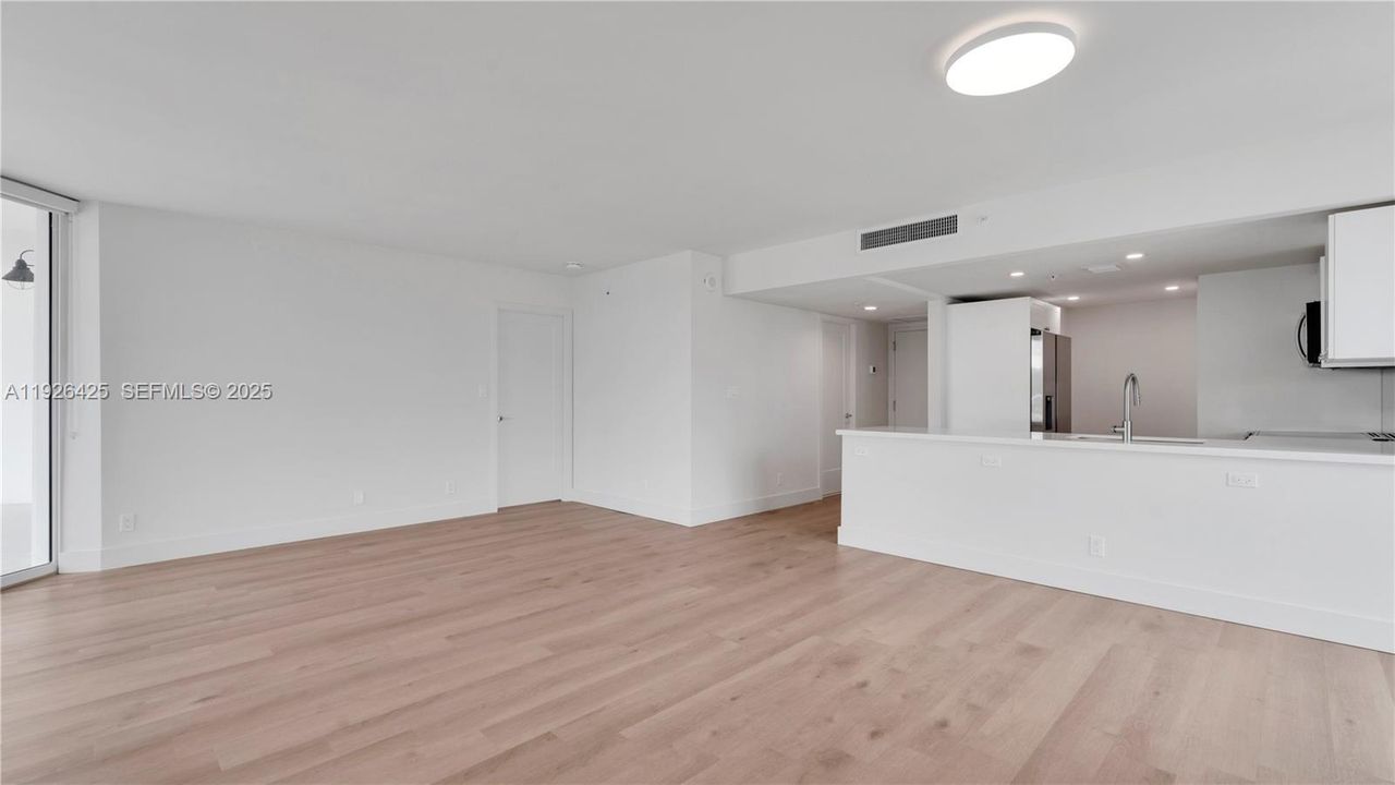 出租: $3,951 (1 贝兹, 1 浴室, 1036 平方英尺)