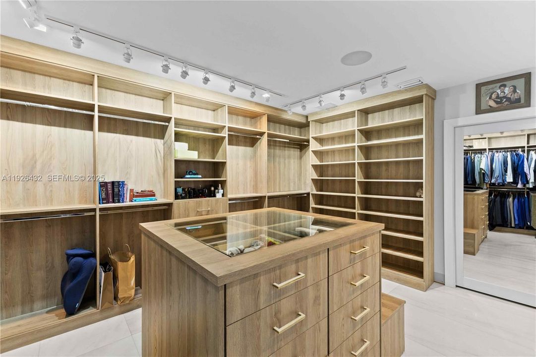 В аренду: $15,000 (4 спален, 5 ванн, 3845 Квадратных фут)