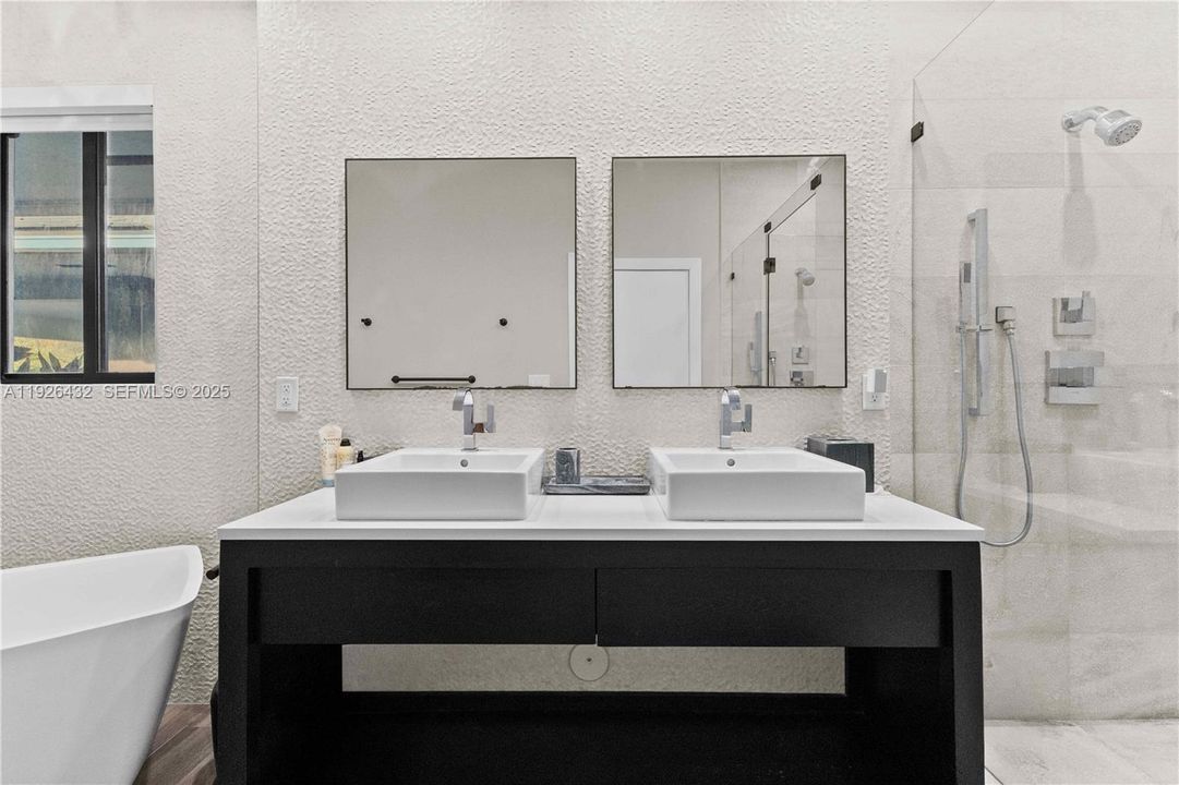 В аренду: $15,000 (4 спален, 5 ванн, 3845 Квадратных фут)