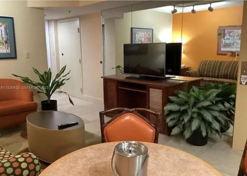 For Rent: $1,900 (1 beds, 1 baths, 665 Square Feet)