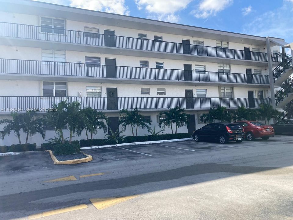 For Rent: $1,950 (2 beds, 1 baths, 934 Square Feet)