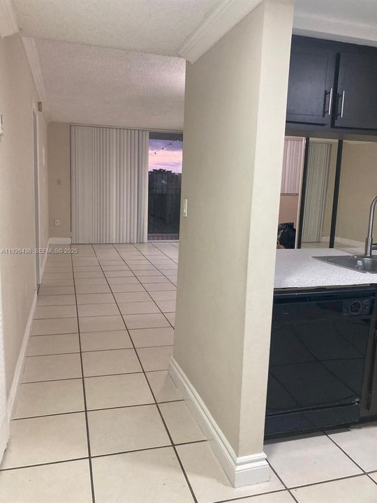 For Rent: $1,950 (2 beds, 1 baths, 934 Square Feet)