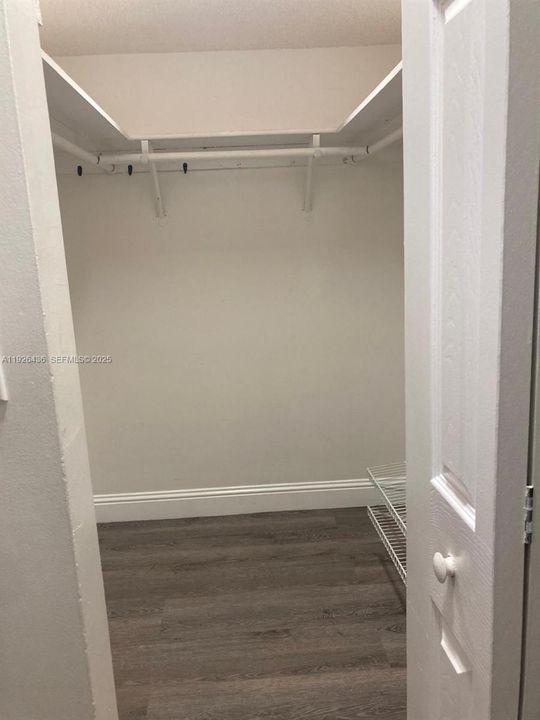 For Rent: $1,950 (2 beds, 1 baths, 934 Square Feet)