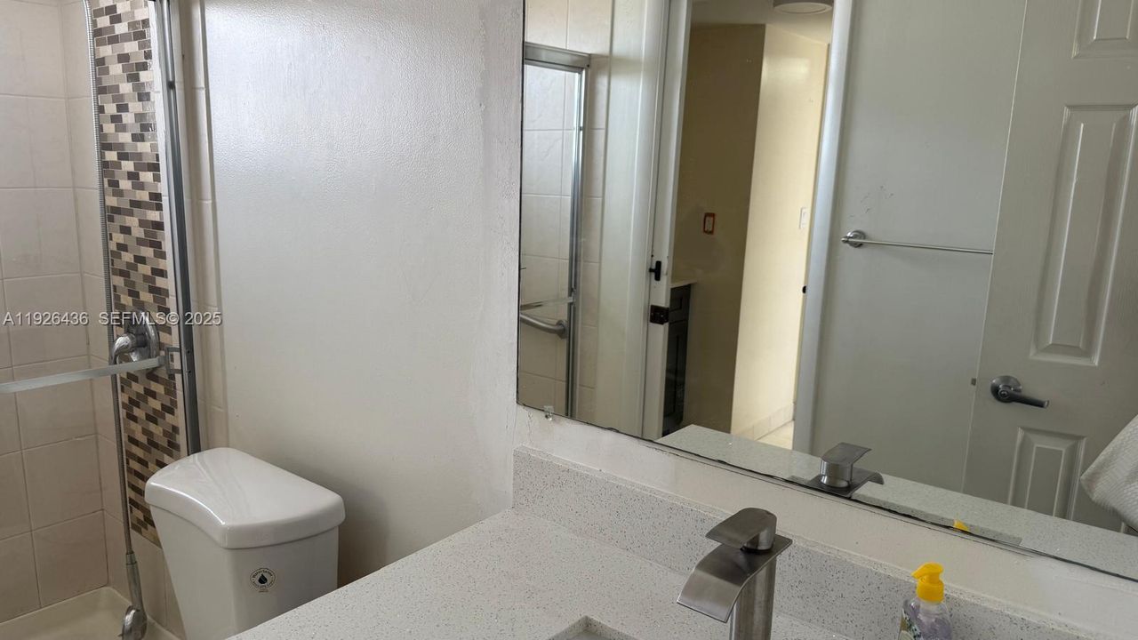 For Rent: $1,950 (2 beds, 1 baths, 934 Square Feet)