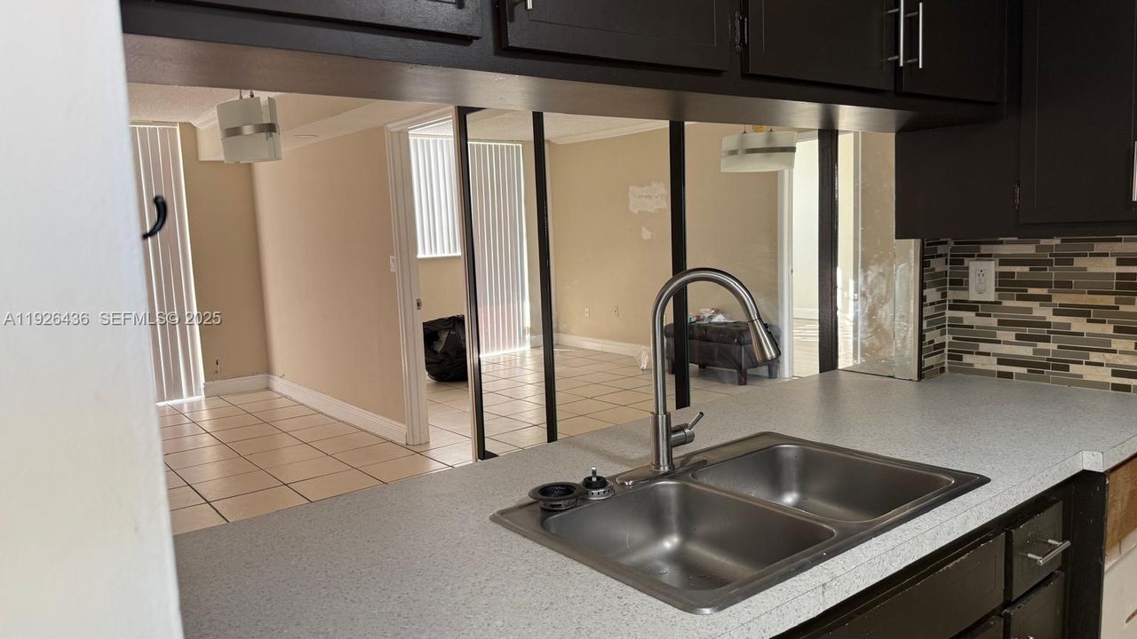For Rent: $1,950 (2 beds, 1 baths, 934 Square Feet)