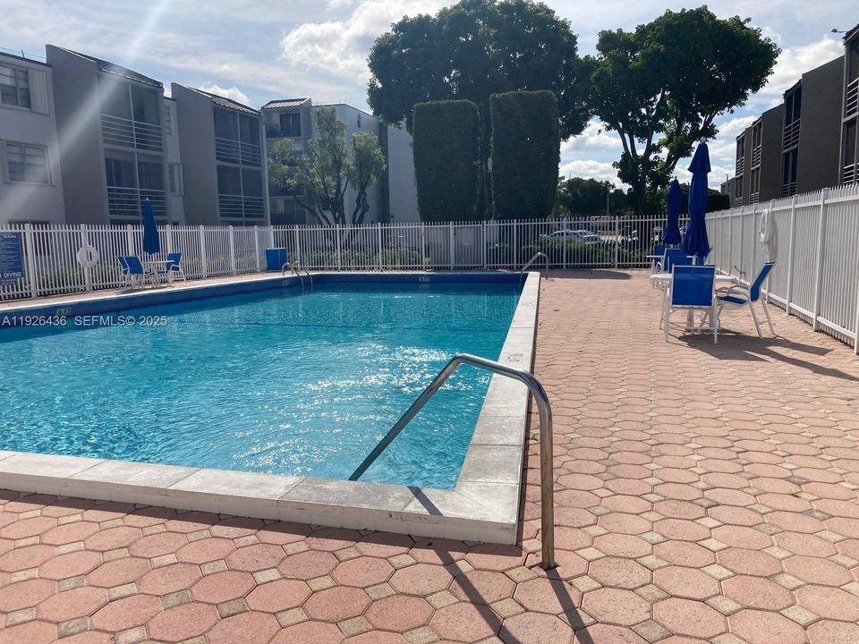 For Rent: $1,950 (2 beds, 1 baths, 934 Square Feet)