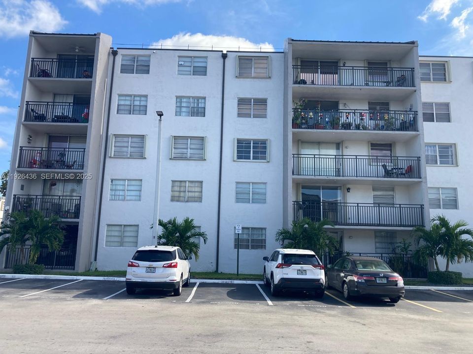 For Rent: $1,950 (2 beds, 1 baths, 934 Square Feet)