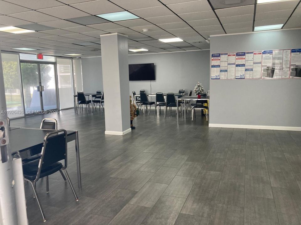 For Rent: $1,950 (2 beds, 1 baths, 934 Square Feet)