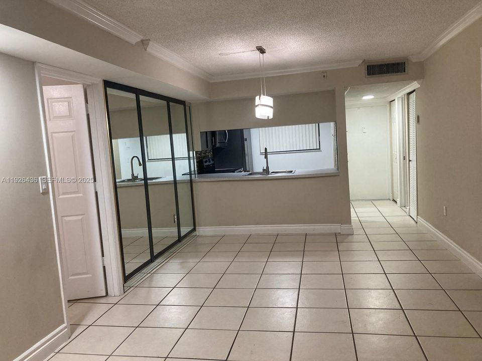 For Rent: $1,950 (2 beds, 1 baths, 934 Square Feet)