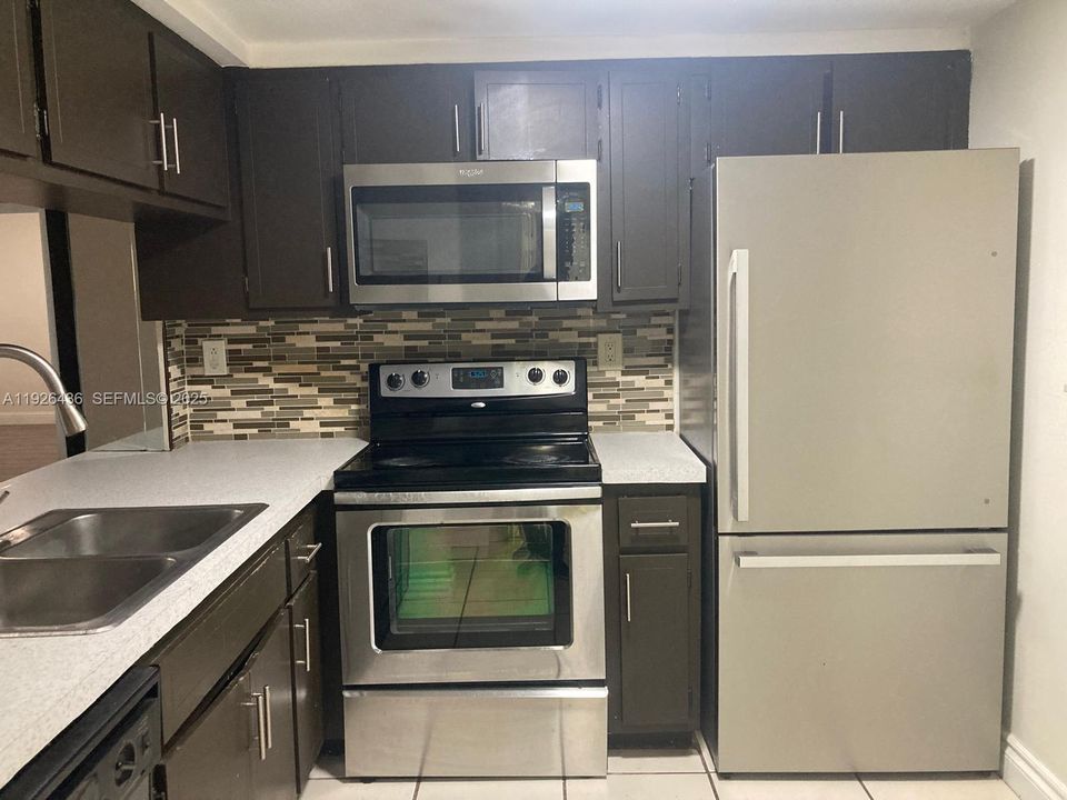 For Rent: $1,950 (2 beds, 1 baths, 934 Square Feet)