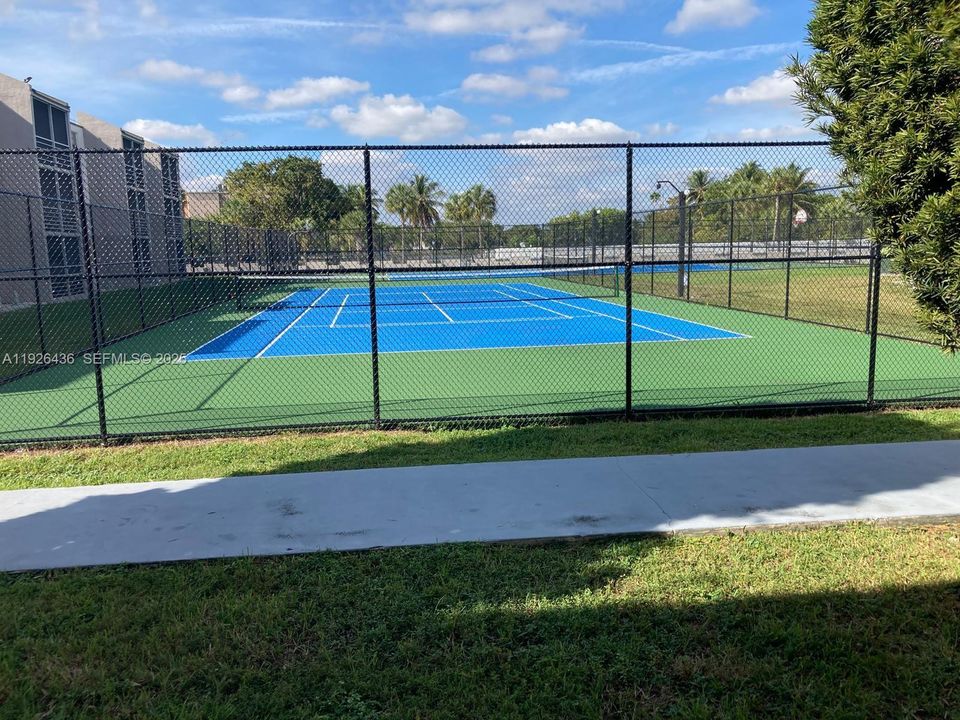 For Rent: $1,950 (2 beds, 1 baths, 934 Square Feet)