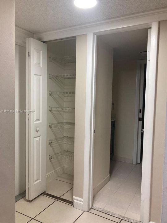 For Rent: $1,950 (2 beds, 1 baths, 934 Square Feet)