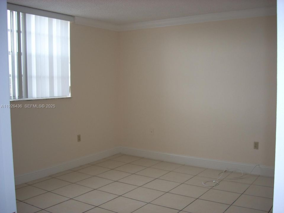 For Rent: $1,950 (2 beds, 1 baths, 934 Square Feet)