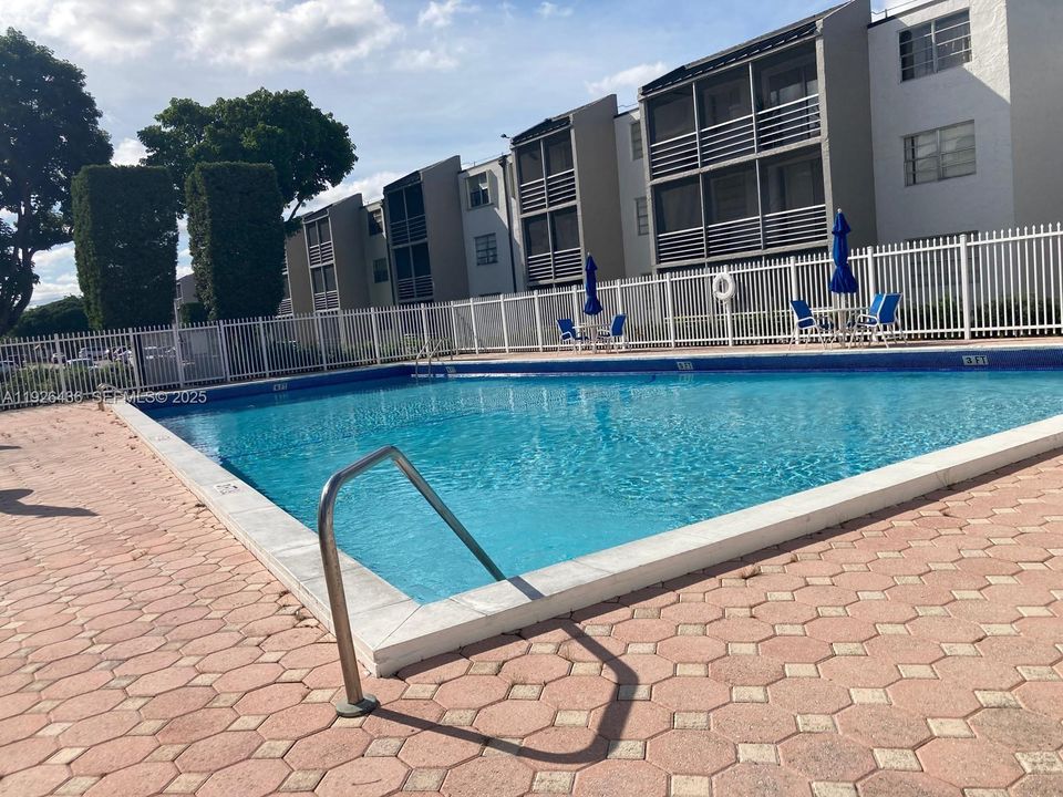 For Rent: $1,950 (2 beds, 1 baths, 934 Square Feet)